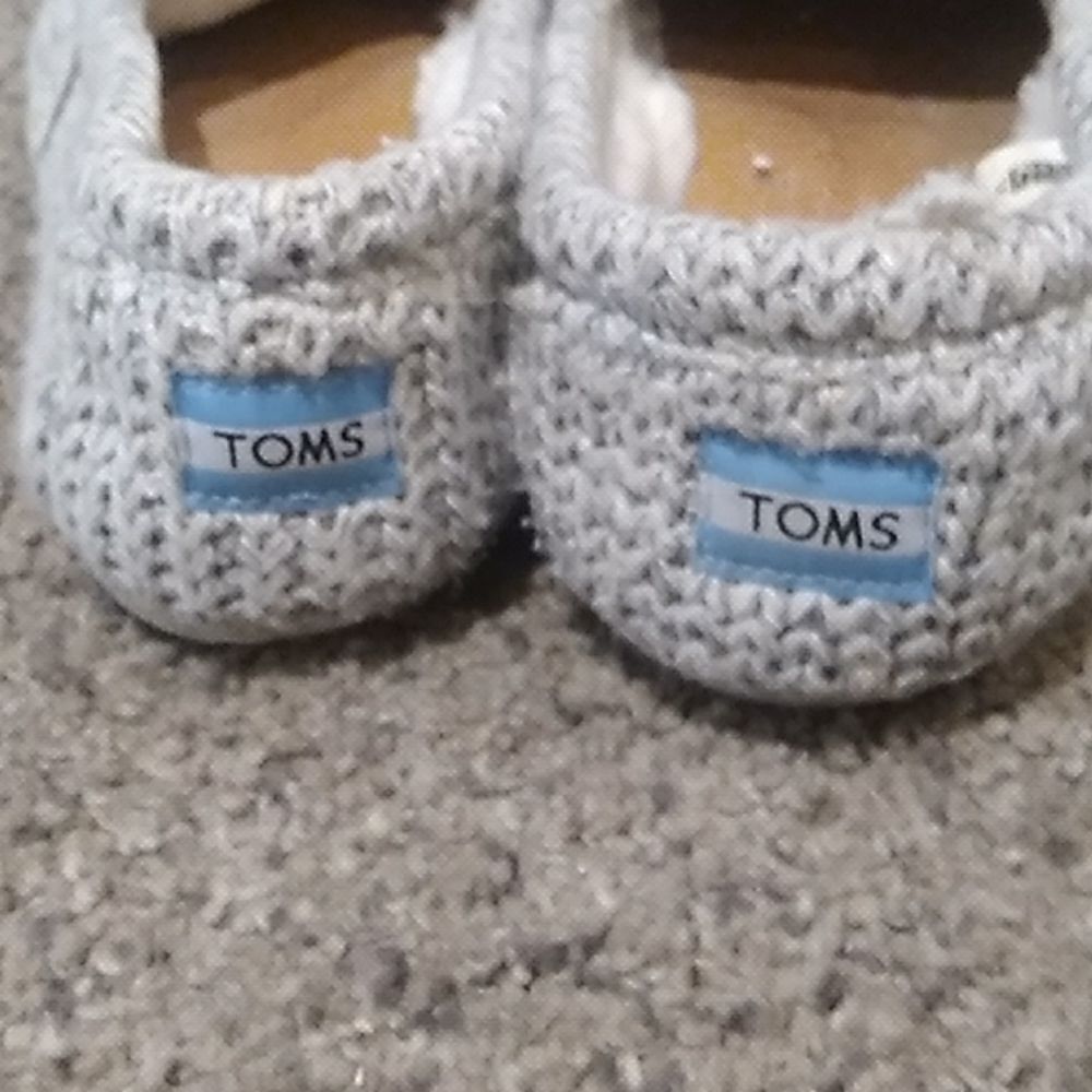 Toms  - Picture 2 of 2